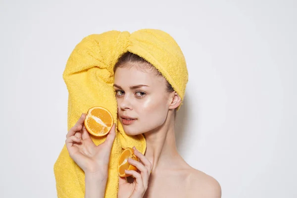 Красивая женщина вы желтое полотенце на голове апельсины цитрусовые чистого кожи светлый фон — стоковое фото