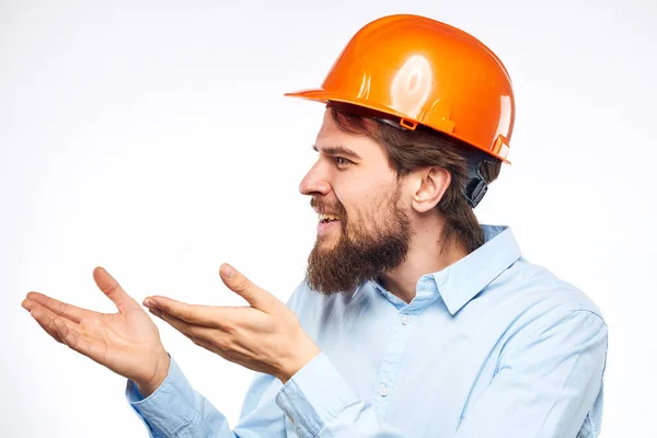 Mann in orangefarbenem Helm Hemd Bauingenieur Industriearbeit — Stockfoto