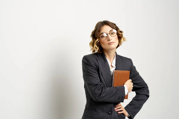Donna d'affari in un abito con documenti in mano luce sfondo capelli ricci acconciatura — Foto Stock