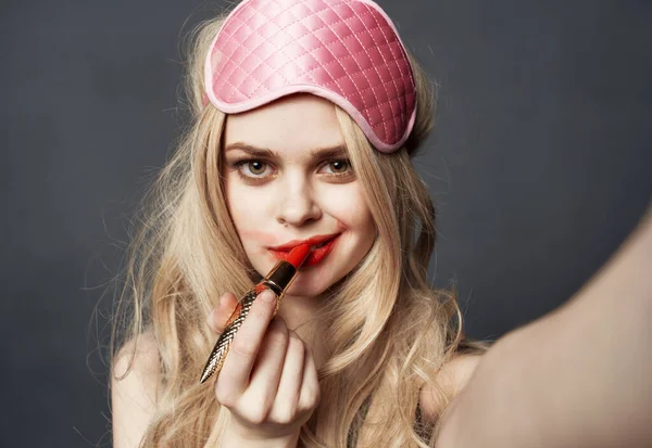 빨간 립스틱 감정에 분홍빛 마스크를 쓴 섹시 한 금발 여성 — 스톡 사진