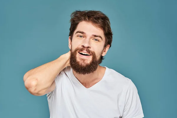 Uomo emotivo gesticolando con le mani stile di vita divertente bianco t-shirt blu isolato stock — Foto Stock