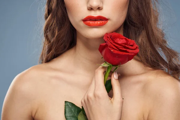 Femme avec une rose dans ses mains épaules nues soirée maquillage lèvres rouges — Photo