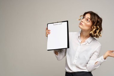 Gri arkaplan üzerine dosya klasörüne sahip iş kadını iş görüşünü kırptı