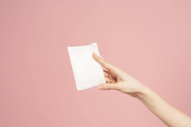 Pembe arka planda paketler içinde uzanmış. Hijyen öngörüsü temiz.