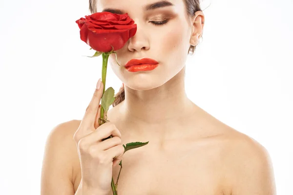 Charmante fille brune avec du maquillage sur le visage et une rose rouge dans la main — Photo