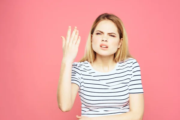 Blonde strisce t-shirt emozione gesto mani scontento espressione facciale rosa sfondo — Foto Stock