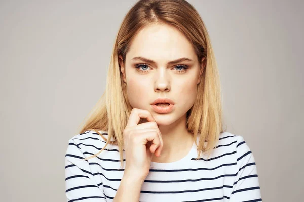 Emotionele blonde vrouw in gestreepte t-shirt levensstijl gezichtsuitdrukking close-up — Stockfoto