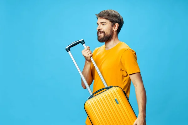 Hombre con equipaje viajes vacaciones pasajero aeropuerto azul aislado fondo —  Fotos de Stock