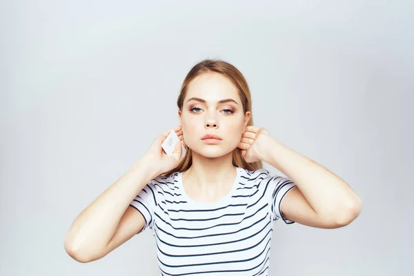 Nettes blondes Mädchen im gestreiften T-Shirt Lifestylestudio — Stockfoto