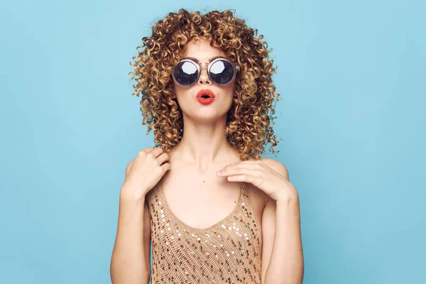 Красива жінка Кучеряве волосся сонцезахисні окуляри студія способу життя голі плечі — стокове фото