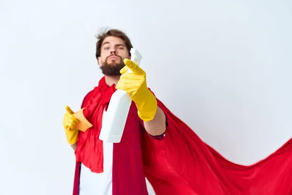 Mężczyzna z detergentem czerwony płaszcz przeciwdeszczowy profesjonalna praca — Zdjęcie stockowe