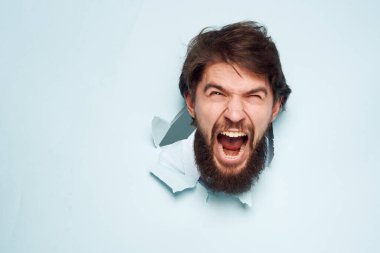 Bir adamın kafası duygu duvarının arkasından çıkar. Mesleki kariyeri hoşnutsuzluk yaratır.