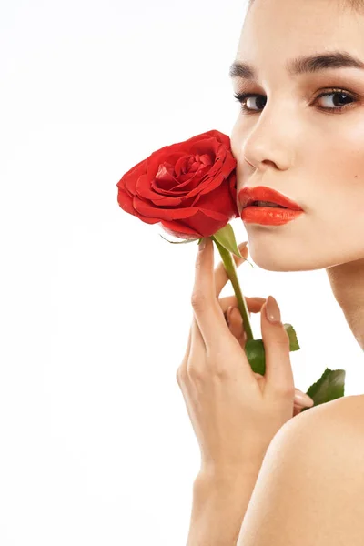 Portrait de femme aux épaules nues roses rouges Maquillage sur visage brune — Photo