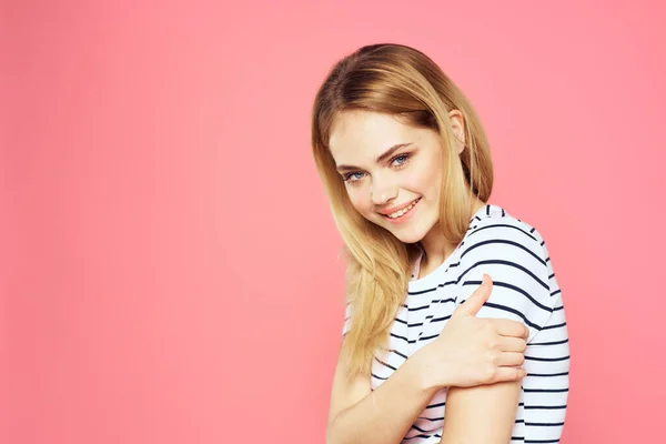 Mulher em listrado t-shirt emoções estúdio recortado vista estilo de vida rosa isolado fundo — Fotografia de Stock