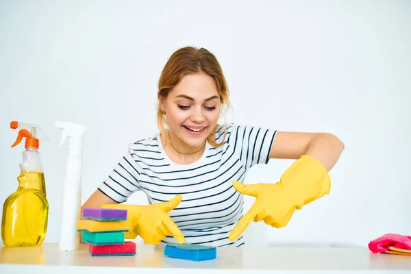 Limpieza señora en guantes de goma se sienta a la mesa herramientas de limpieza estilo de vida servicio — Foto de Stock