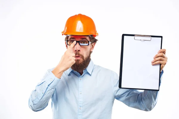 Homem de negócios construção chapéu duro com documentos da indústria profissional — Fotografia de Stock