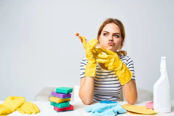 テーブルに座っている女性洗剤のぼろがスポンジホームケアインテリアライトの背景 — ストック写真