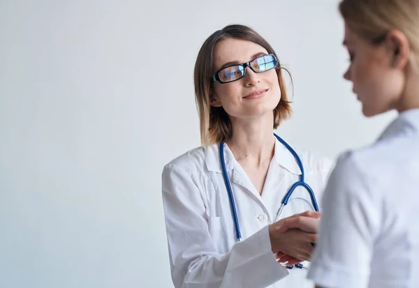 Vrouw arts medisch gewaad vrouw patiënt bril gezondheid levensstijl — Stockfoto