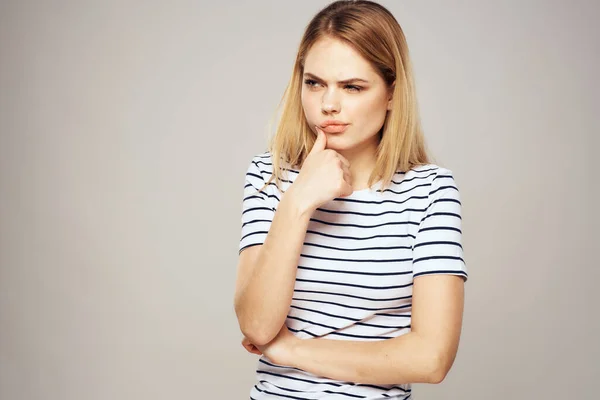Emozionale donna bionda a righe t-shirt stile di vita espressione facciale primo piano — Foto Stock