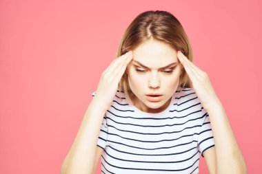 Sarı çizgili tişört duygu jestleri yüz ifadesinden hoşlanmadı pembe arka plan