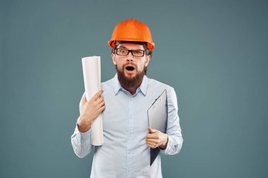 Ellerinde planları olan gömlekli bir adam profesyonel duygular yaratıyor.