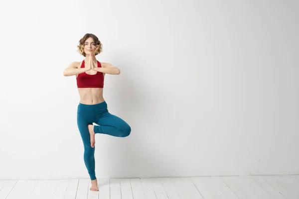 Женщина в полном росте В яркой комнате йога медитация занимается спортом — стоковое фото