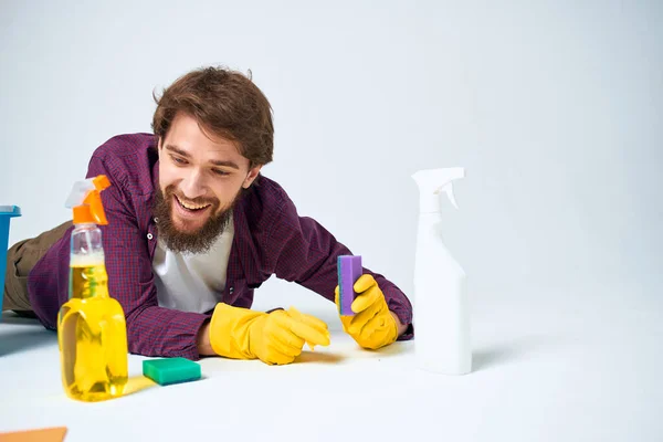 Neşeli temizlikçi deterjan temizleme servisi uzmanı — Stok fotoğraf