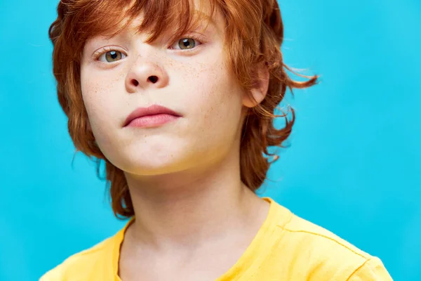 Recortado vista de pelo rojo chico amarillo camiseta adolescente — Foto de Stock