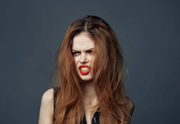 Porträt einer rothaarigen Frau mit roten Lippen Emotionen Modell grauen Hintergrund — Stockfoto