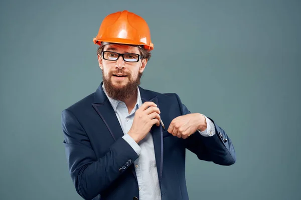 Homem em um terno na indústria profissional de trabalho de pintura laranja — Fotografia de Stock