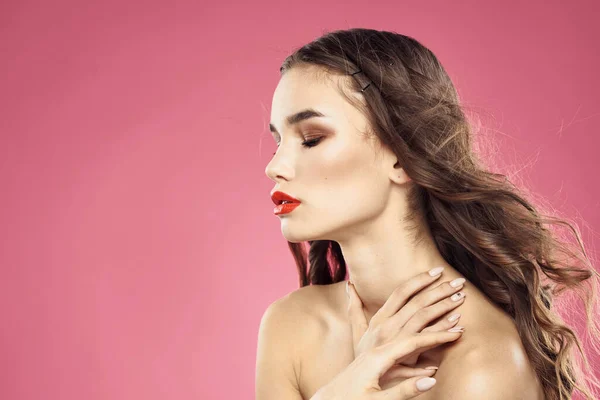 Mooie vrouw met rode lippen op een roze achtergrond naakt schouders bijgesneden uitzicht — Stockfoto
