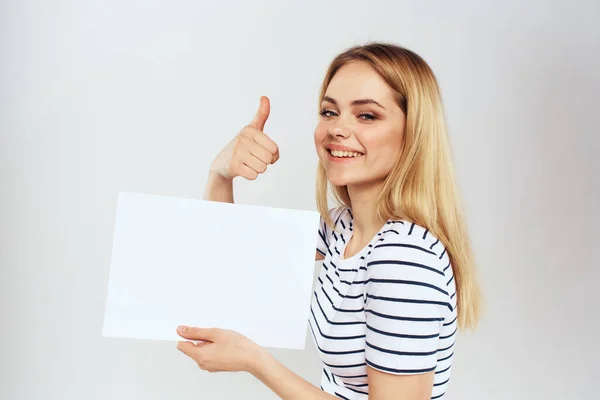 Donna in possesso di un foglio di carta nelle sue mani stile di vita a righe t-shirt vista ritagliata Copy Space — Foto Stock