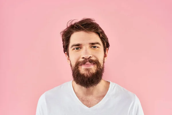 Uomo in bianco t-shirt gesti con le mani emozioni stile di vita ritagliato vista rosa sfondo — Foto Stock