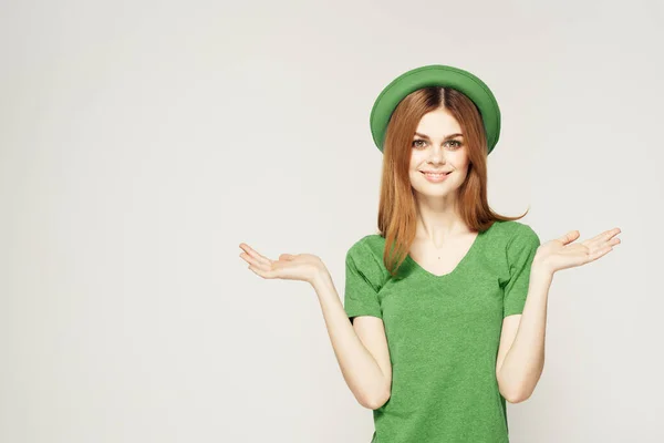 Fille en vêtements verts avec chapeau sur fond clair St. Patricks jour vue recadrée — Photo