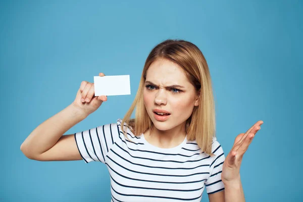 Женщина с эмоциями на визитке обрезала синий фон — стоковое фото