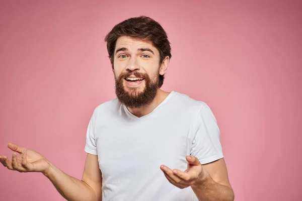 Веселий бородатий чоловік біла футболка емоції обрізаний вид рожевий фон — стокове фото