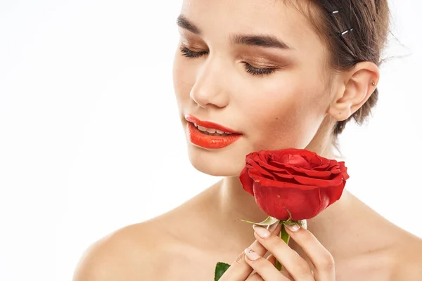 Mulher bonita com rosa vermelha perto de rosto maquiagem ombros nus retrato — Fotografia de Stock