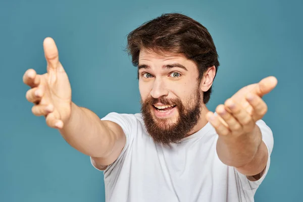 Емоційний чоловік жестикулює руками спосіб життя весело біла футболка синя ізольована акція — стокове фото