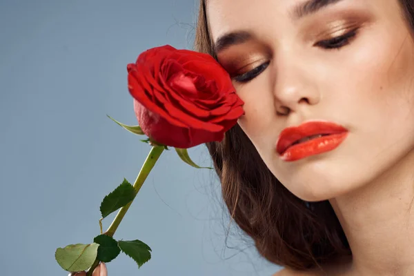 Žena s růží v rukou nahá ramena večerní make-up červené rty — Stock fotografie