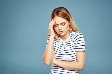 Duygusal kadın çizgili tişörtlü yaşam biçimi mavi arka plan