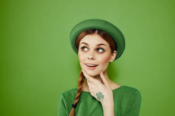 St. Patricks jour fille en vêtements verts et un chapeau sur sa tête — Photo