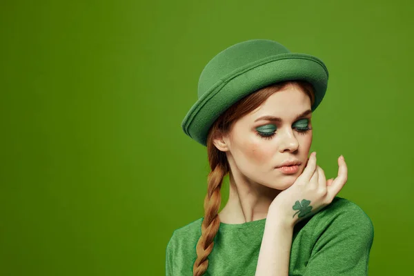 Felice donna st patricks giorno verde t-shirt cappello trifoglio vacanze divertimento — Foto Stock