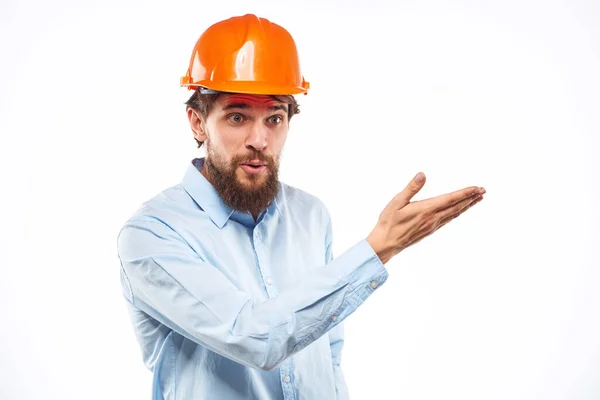 Um homem em uma indústria de construção camisa capacete laranja trabalhou fundo leve — Fotografia de Stock