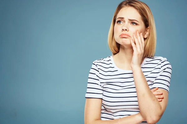 Sconvolto donna emozioni dispiacere gesti con le mani sfondo blu — Foto Stock