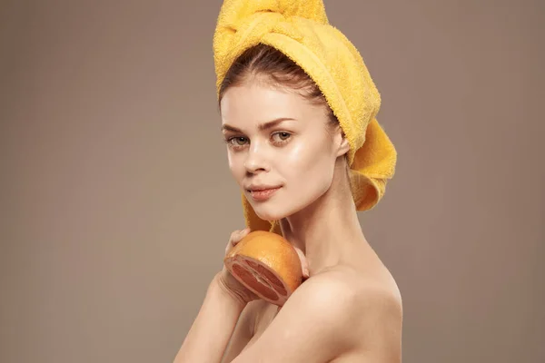 Donna con pompelmo in mano pelle pulita spalle nude spa trattamenti di salute — Foto Stock