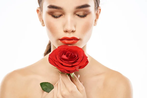 Hermosa mujer con rosa roja cerca de maquillaje de la cara retrato de hombros desnudos — Foto de Stock