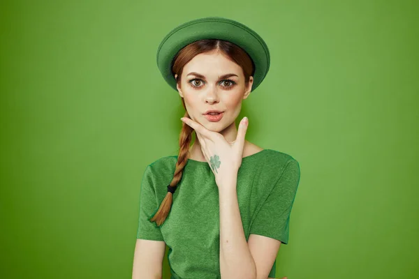 St. Patricks jour fille en vêtements verts et un chapeau sur sa tête — Photo