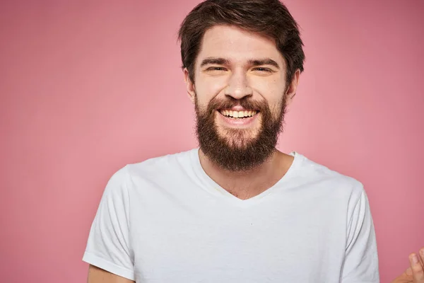 Άνδρας σε λευκό t-shirt συναισθήματα lifestyle έκφραση του προσώπου περικοπεί άποψη ροζ φόντο. — Φωτογραφία Αρχείου
