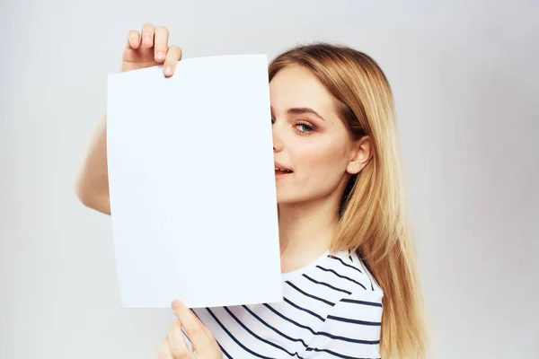 Femme tenant une feuille de papier dans ses mains style de vie rayé t-shirt vue recadrée Espace de copie — Photo