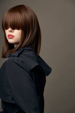 Yan görünüş çekici esmer açık tenli siyah ceket